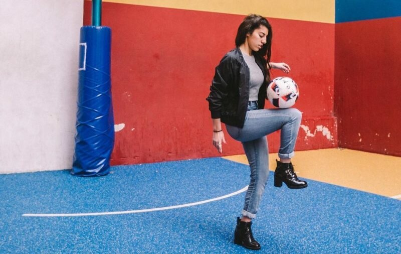 Lisa Zimouche sorprende con sus habilidades con el balón a Ronaldinho
